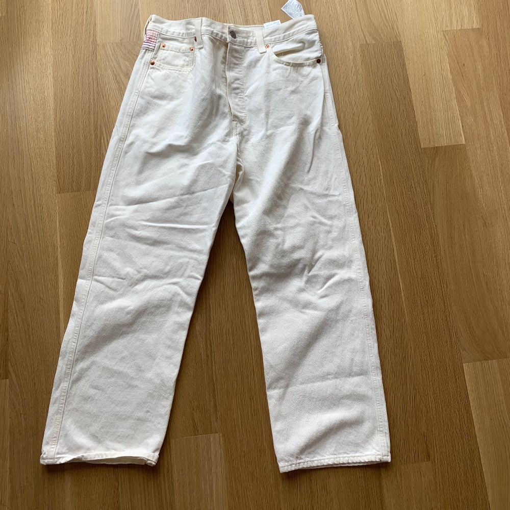 Levi rib cage wide leg white jean with pink stitching detail